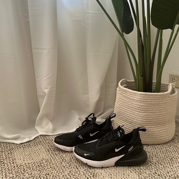 Nike Shoes - Nike AirMax 270 Sneakers